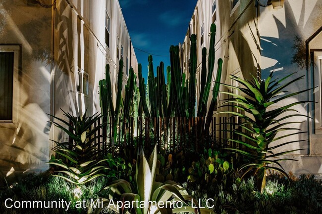 Foto del edificio - 2605-2611 Logan Ave