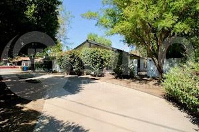 Foto del edificio - 530 E Rose Ln