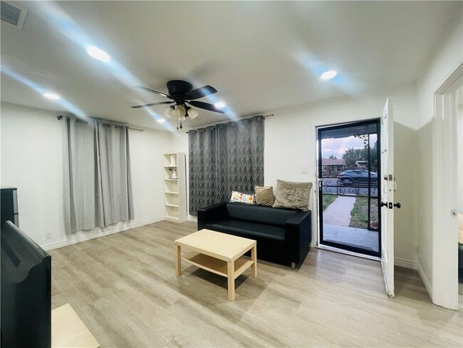 Foto del edificio - 15118 Gale Ave