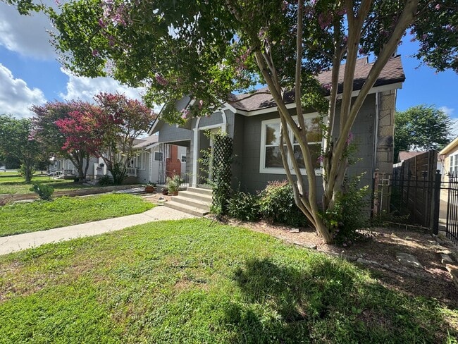 Lovely 3 Bedroom, 2 Bath Bungalow in the H... - Lovely 3 Bedroom, 2 Bath Bungalow in the H... House