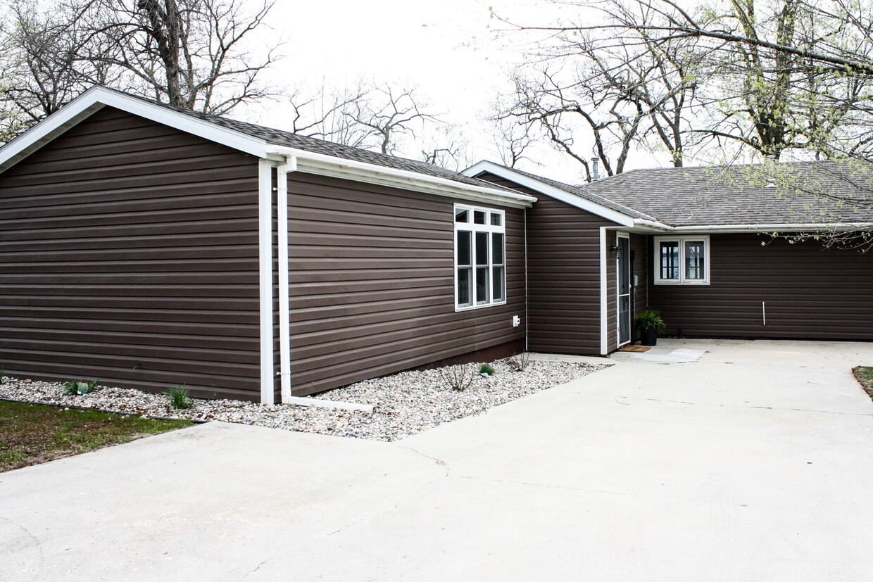 Primary Photo - PRICE REDUCED: Furnished Cottage on Lake M...