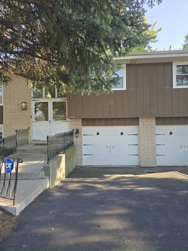 Primary Photo - 9100 Crescent Ct