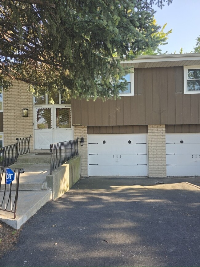 Building Photo - 9100 Crescent Ct