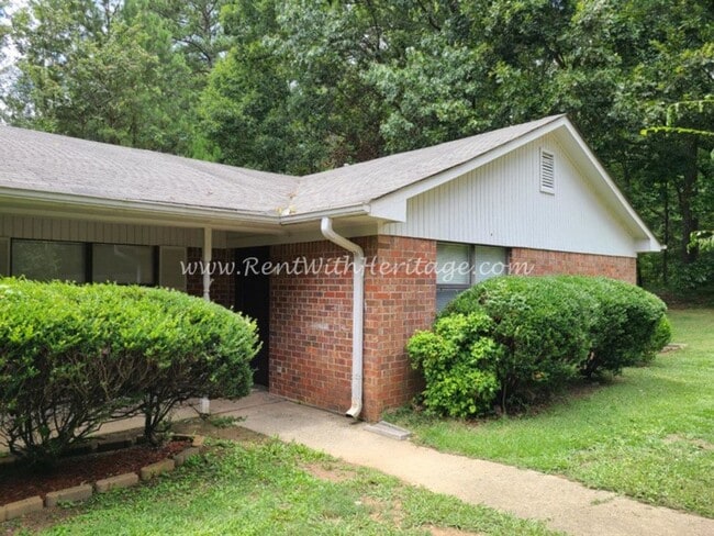 Building Photo - AWESOME STEPLESS BRICK RANCH DUPLEX / PRIV...