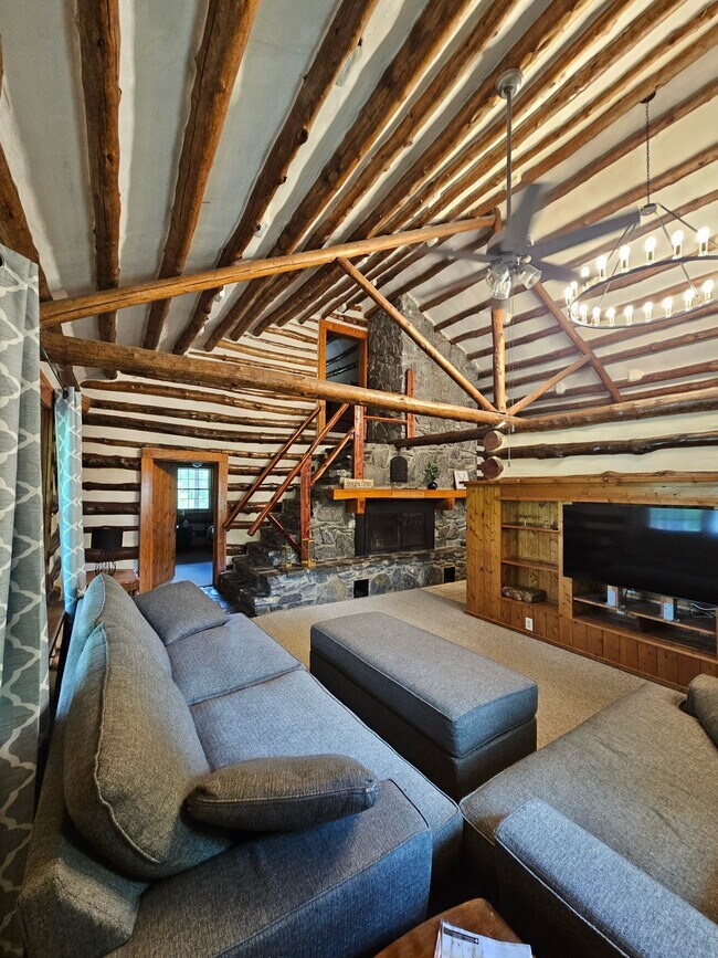 Foto del edificio - 642 Sunburst Rd