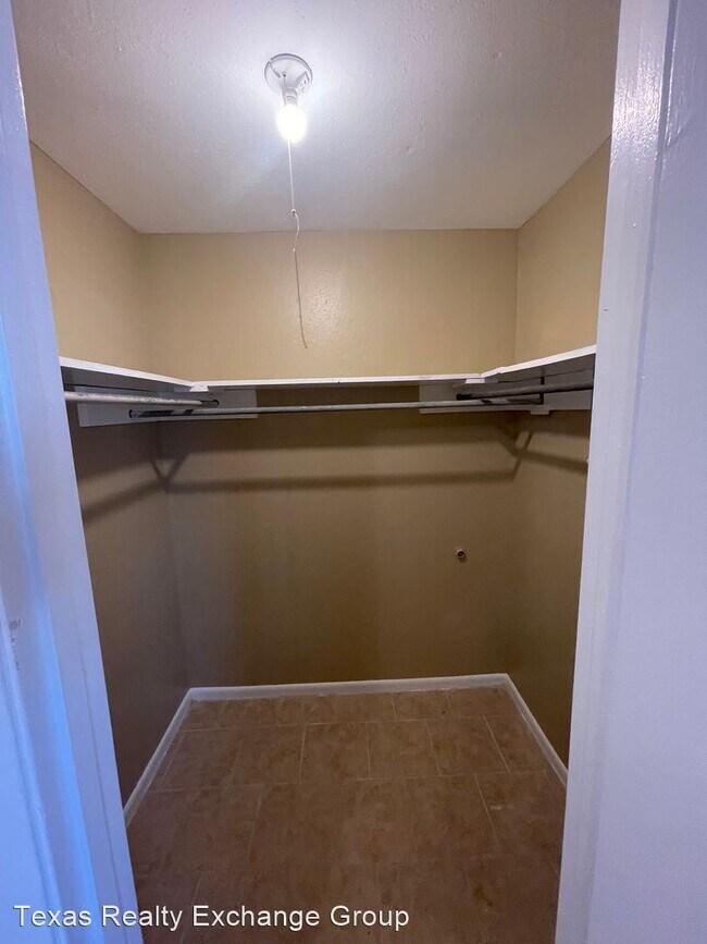 Building Photo - 4 br, 2 bath House - 7429 Piper