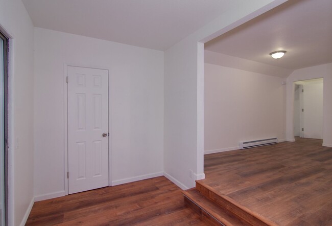 Building Photo - 917 E 8th Ave