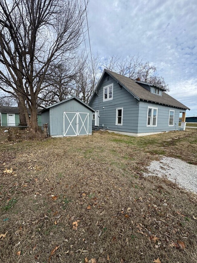 Foto del edificio - 4 bedroom/1 bath house w/storage building