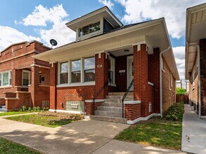 Building Photo - 2234 Gunderson Ave