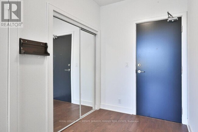 Building Photo - 1575 Lakeshore Rd W