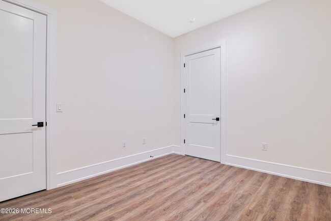 Building Photo - 527 Bangs Ave