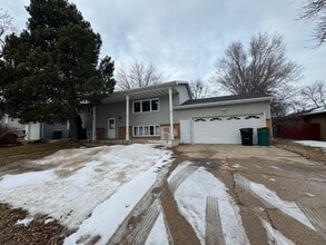 Building Photo - 904 W Divide Ave