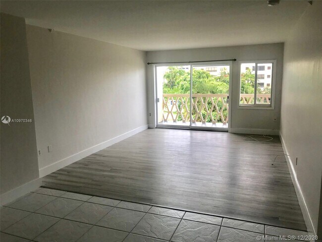 Foto del edificio - 10001 W Bay Harbor Dr