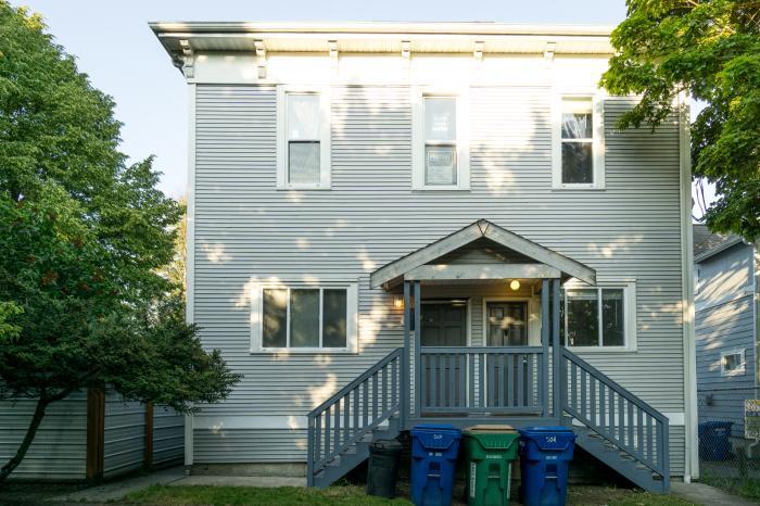 Foto principal - 3 bedroom in Seattle WA 98144