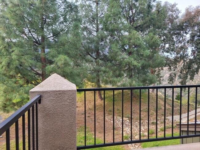 Building Photo - 2572 Avenida Del Vista