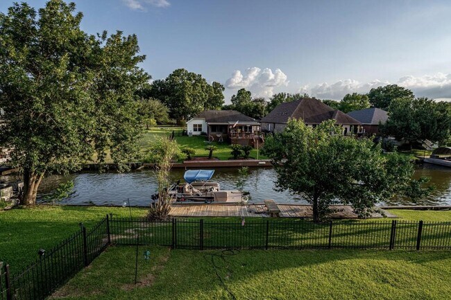 Foto del edificio - 13209 Bluff View Dr