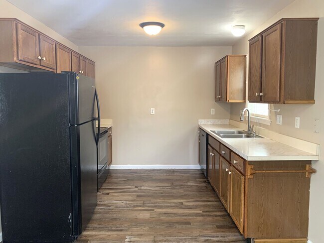 Foto del edificio - MOVE IN READY, APPLY NOW!!