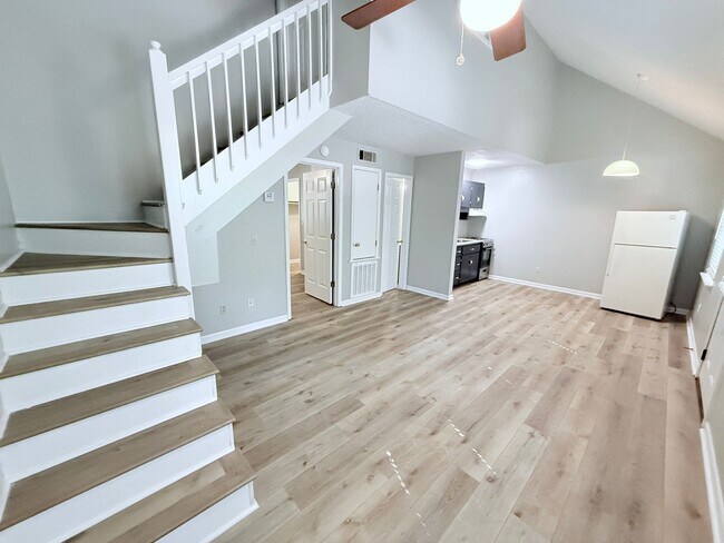 Foto del edificio - 1BR/1BA + BONUS ROOM For Rent