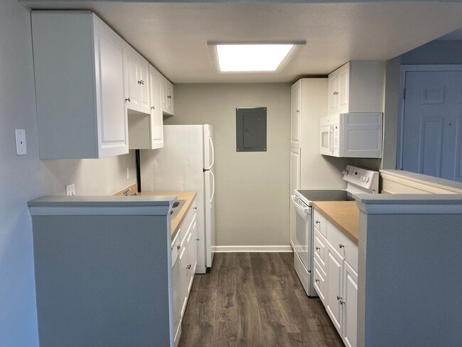 Building Photo - Beautifully Renovated 2-Bed, 2-Bath Condo ...