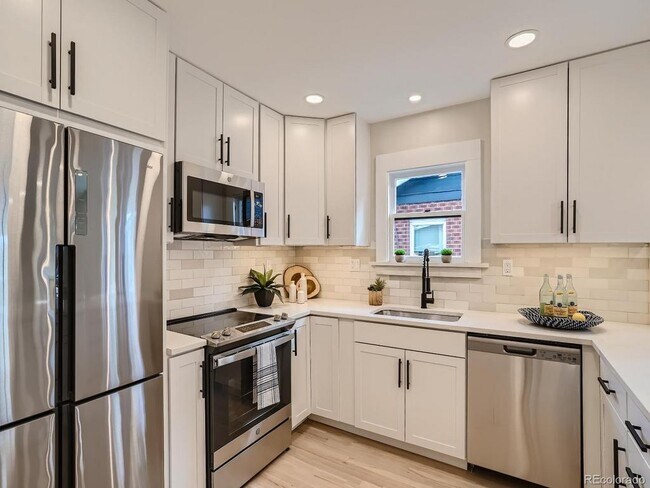 Building Photo - South Broadway Bungalow