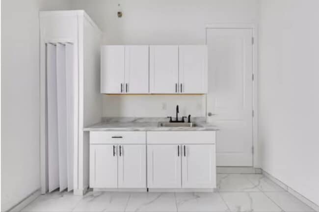 Building Photo - 653 Stanley Ave