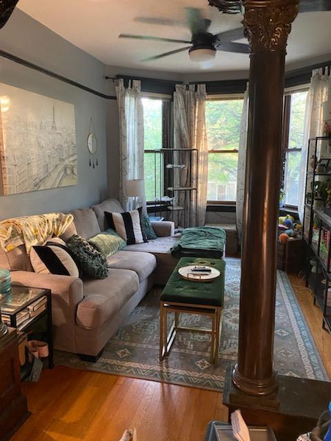 Sala de estar con vista a una calle arbolada. - 3733 N Greenview Ave