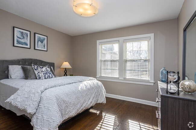 2BR, 1BA - 880 SF - Bedroom - Avenue Willow