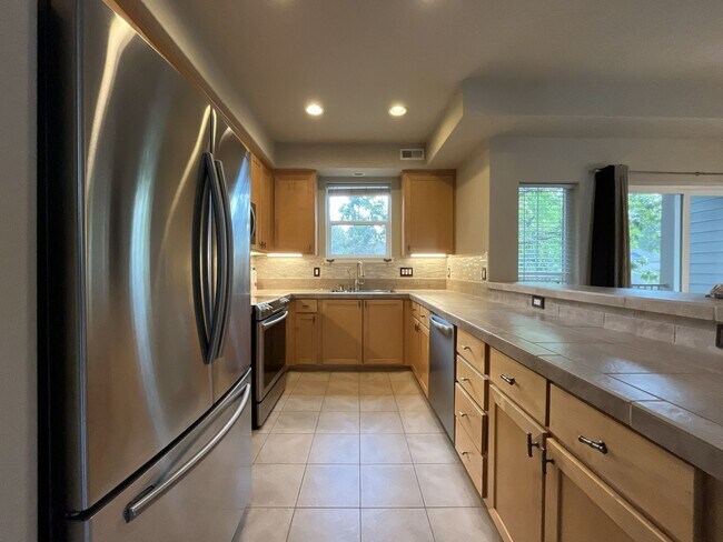 Foto del edificio - Distinctive 3-Story Tigard Townhouse with Stainless Steel Kitchen, Vaulted Ceilings & Attached 2-...