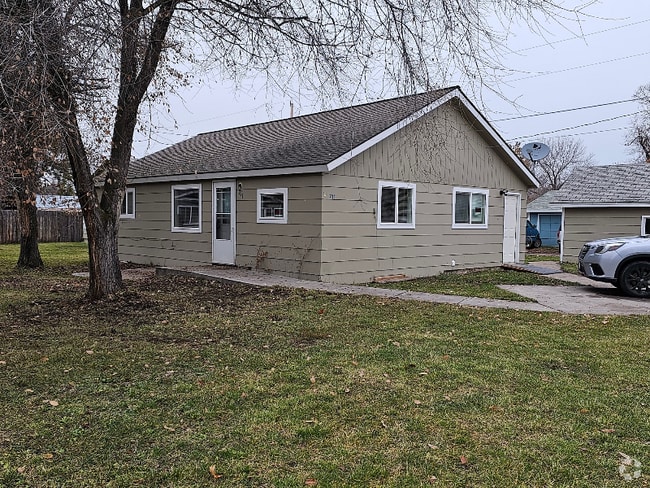 Building Photo - 711 6th Ave E