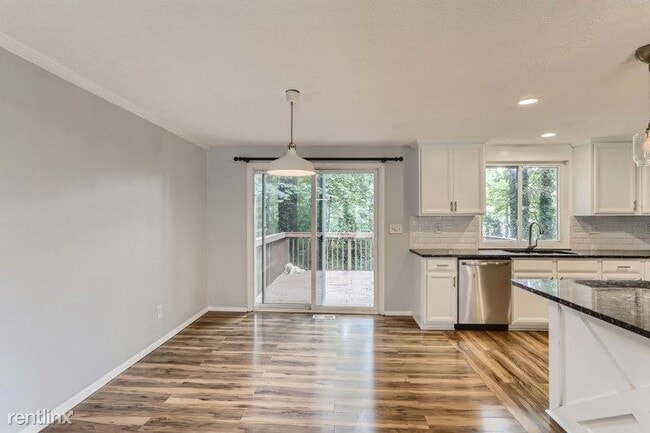 Foto del edificio - 3 br, 2.5 bath House - 5909 Chatham Court ...