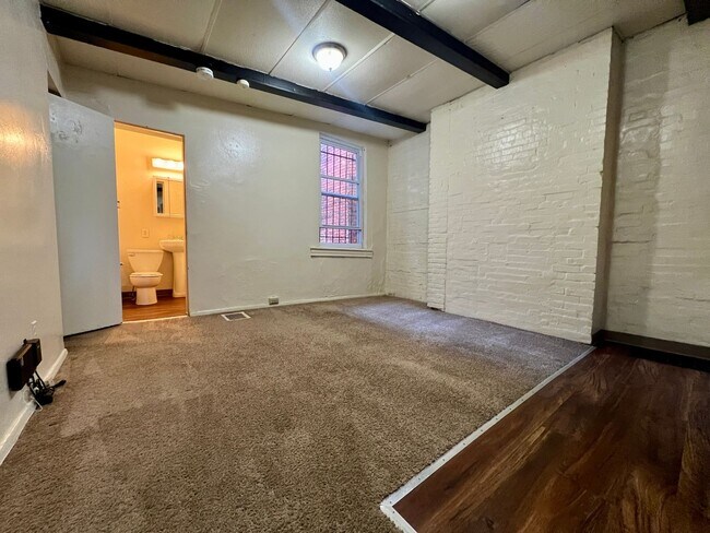 Building Photo - Unmatched Two Bedroom at a Fantastic Price...