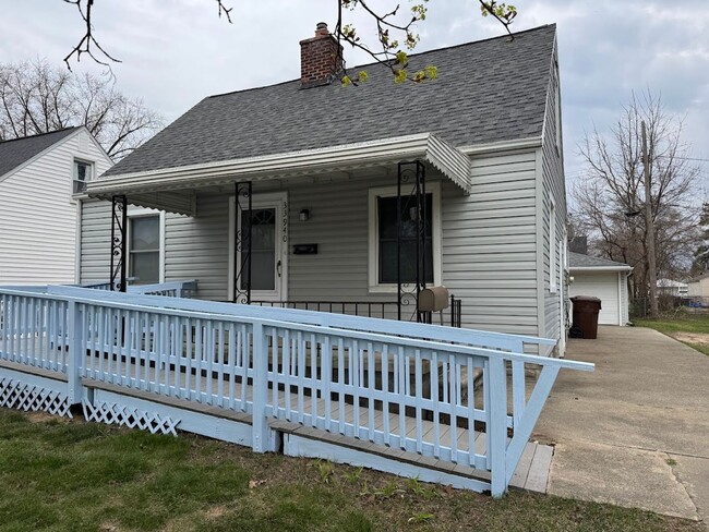 Building Photo - 3 bed 1 bath bungalow with garage and base...