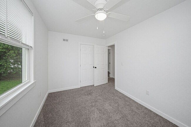 Foto del edificio - Please View 3D Virtual Walk-Through Before Scheduling a Showing
