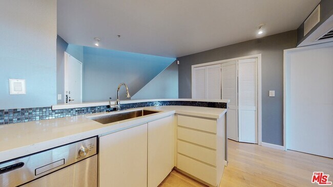 Foto del edificio - 8704 Santa Monica Blvd