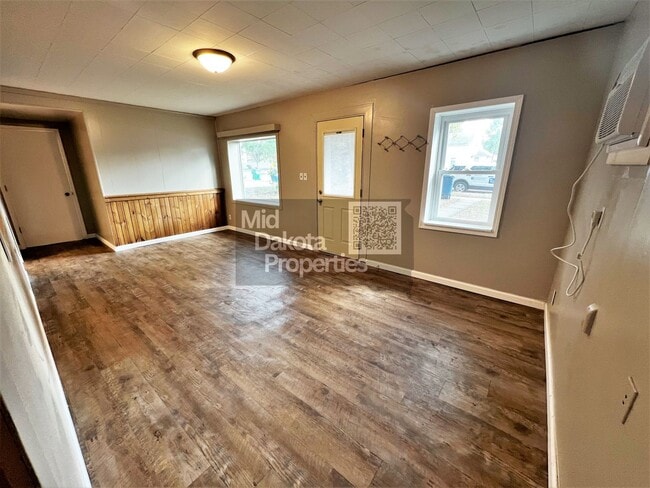 Building Photo - 216 E 11th- 2 bedroom house