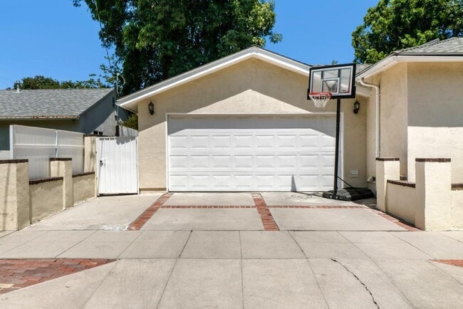 Building Photo - A charming 3-bedroom, 2.5 bath home in Don...