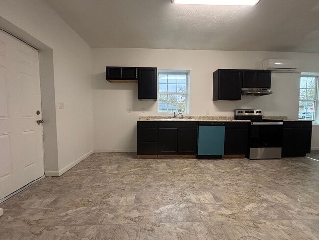 Building Photo - Recently Remodeled 3 bedroom 2 full bathro...