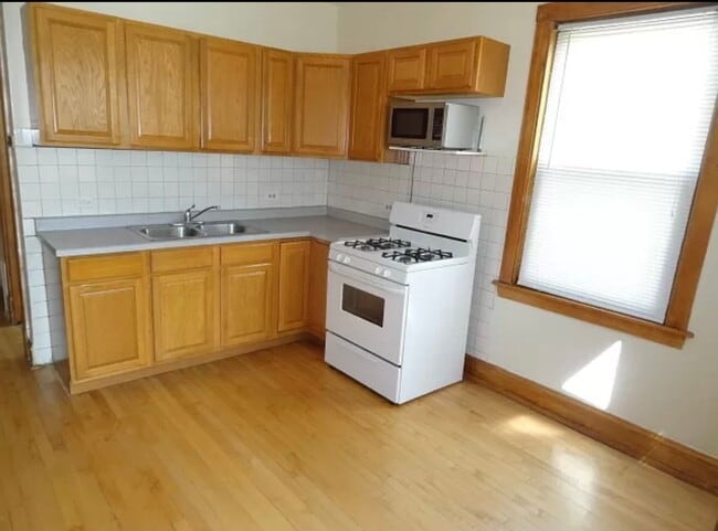 Building Photo - 5219 W Cuyler Ave