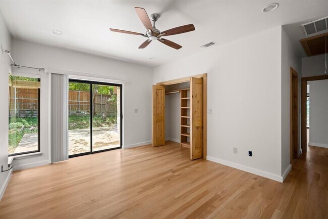 Foto del edificio - 109 Lake Hills Dr N