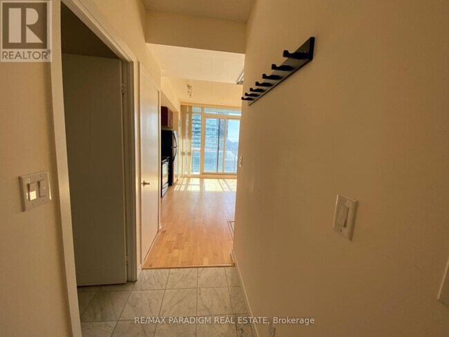 Photo du bâtiment - 65 Bremner Blvd