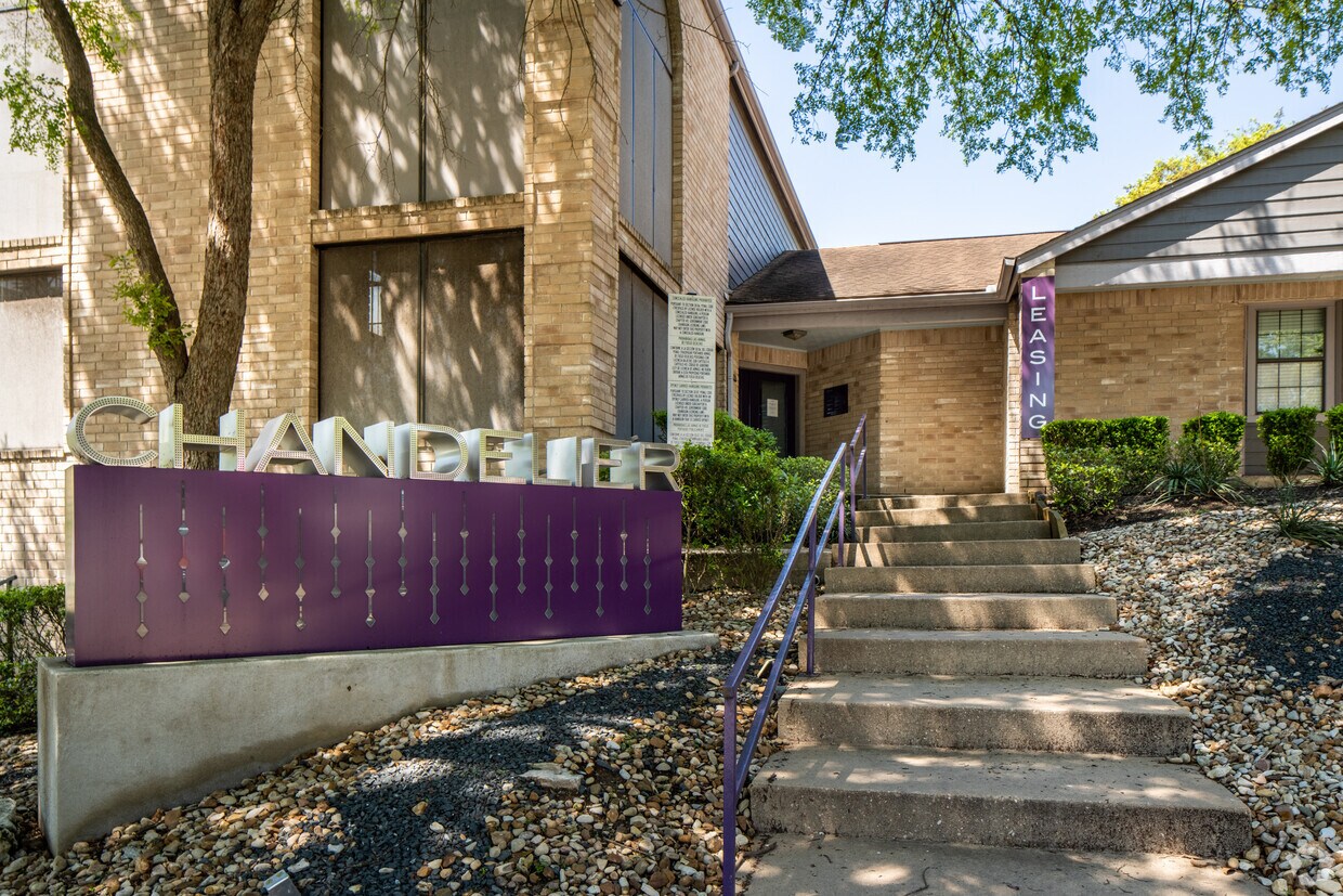 Chandelier 2336 Douglas St Austin, TX