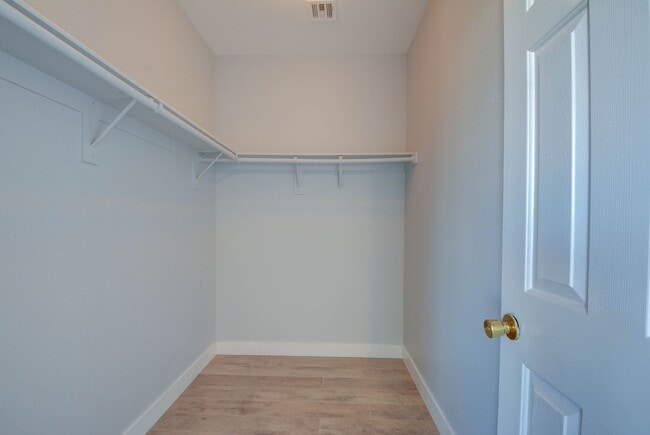 Building Photo - Beautiful 2BR located in Silverado Ranch -...