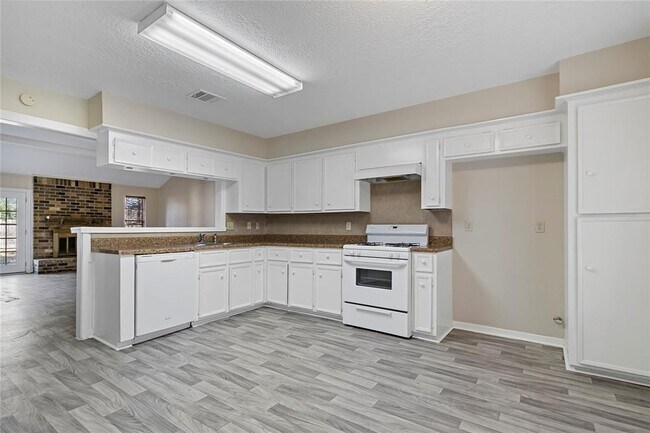 Foto del edificio - 23830 English Oak Dr