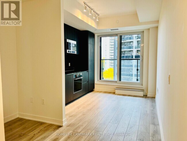 Photo du bâtiment - 120 Broadway Ave