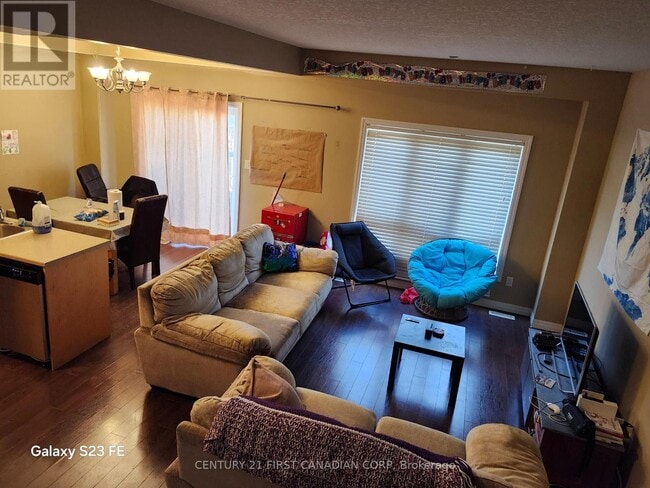 Photo du bâtiment - 112 N Centre Rd