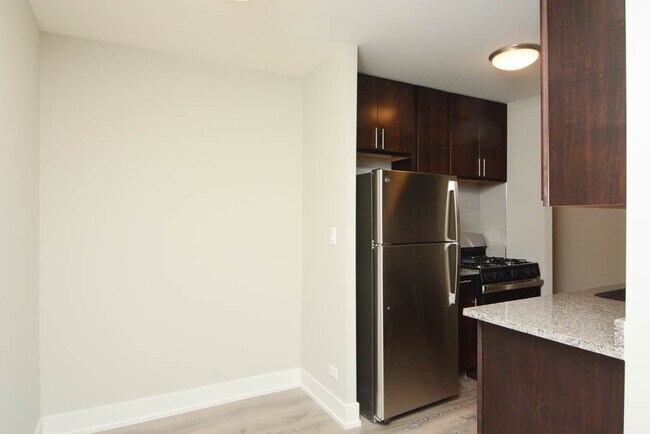 Building Photo - 533 W Surf St