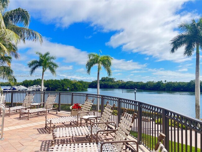 Foto del edificio - 13627 Deering Bay Dr