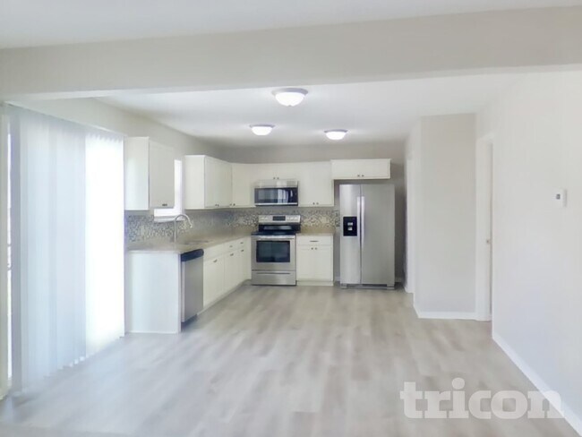 Foto del edificio - 8243 S Rising Sun Dr