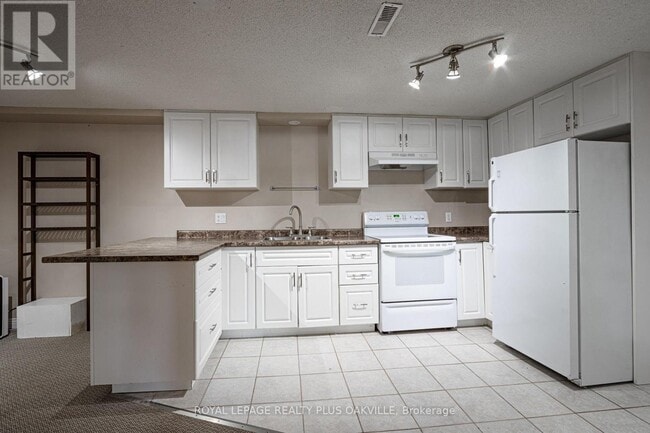 Building Photo - 415 Norrie Crescent