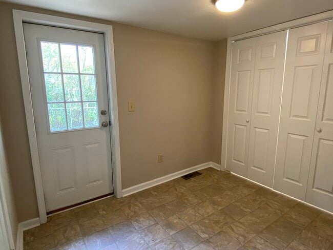 Building Photo - 3 bedroom 1.5 bathrooms ranch style home